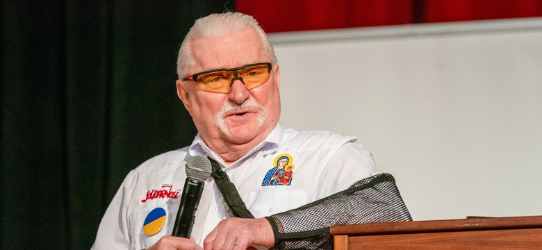 Lech Wałęsa z ręką na temblaku na zdjęciu ze szpitala. "Usunęli, co niepotrzebne" [FOTO]