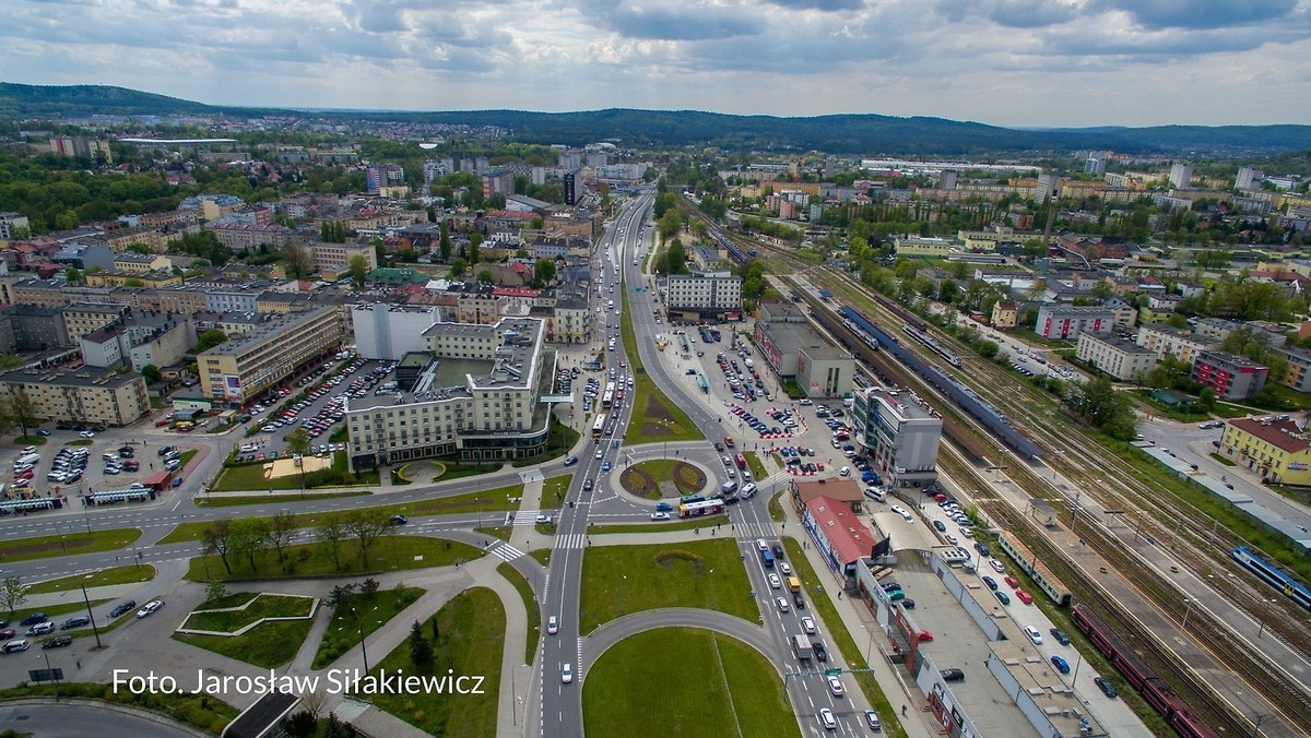 To ma być dyskusja, w której udział wezmą zarówno eksperci, jak i mieszkańcy Kielc czy miłośnicy kolei i transportu publicznego. Kilka stowarzyszeń bierze sprawy w swoje ręce i organizuje debatę publiczną dotyczącą planowanej modernizacji dworca kolejowego w stolicy regionu świętokrzyskiego. Spotkanie zaplanowano na najbiższy piątek.