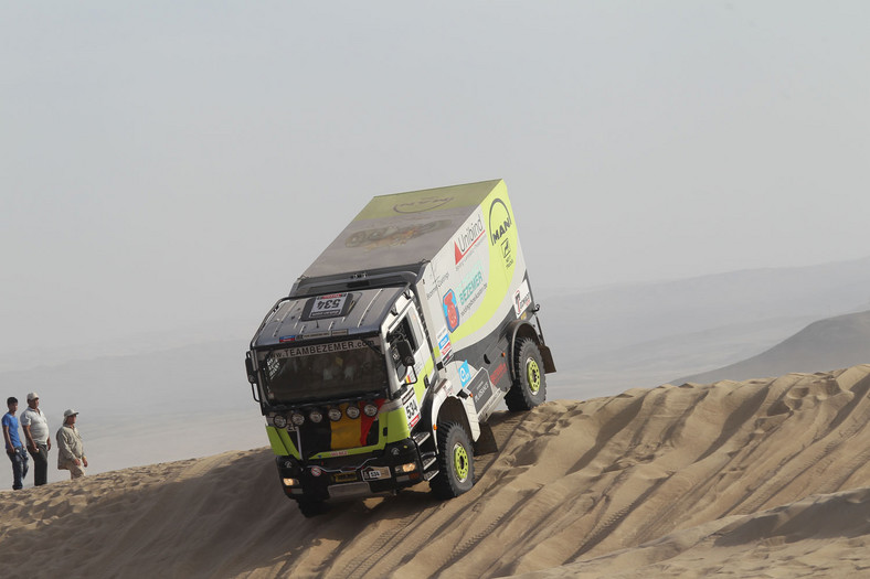 Dakar 2013: Hołowczyc zawiedziony, Sainz utknął na wydmach (2. etap, wyniki, galeria)