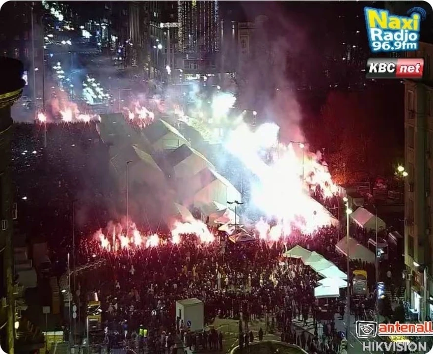 Upaljene baklje u ćacilendu