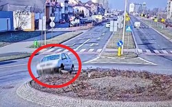 Miał zamarzniętą szybę w aucie, próbował przelecieć przez środek ronda. To nasza dyscyplina narodowa? [NAGRANIE]