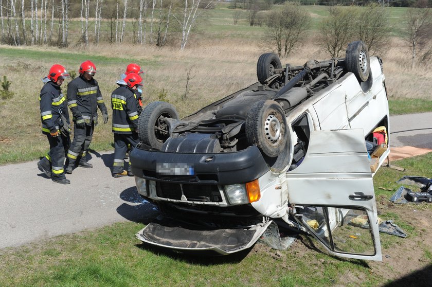 Kierowca pędził i rozbił busa z ludźmi pod Olsztynem