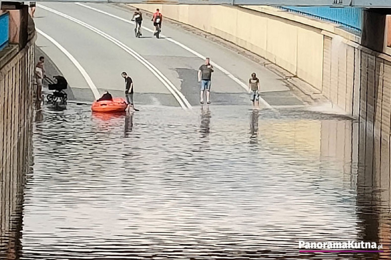 Ponton na zalanej obwodnicy Kutna