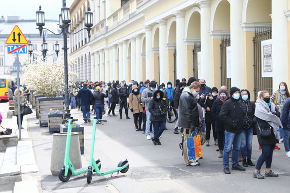 Kolejka do punktu szczepień w Warszawie