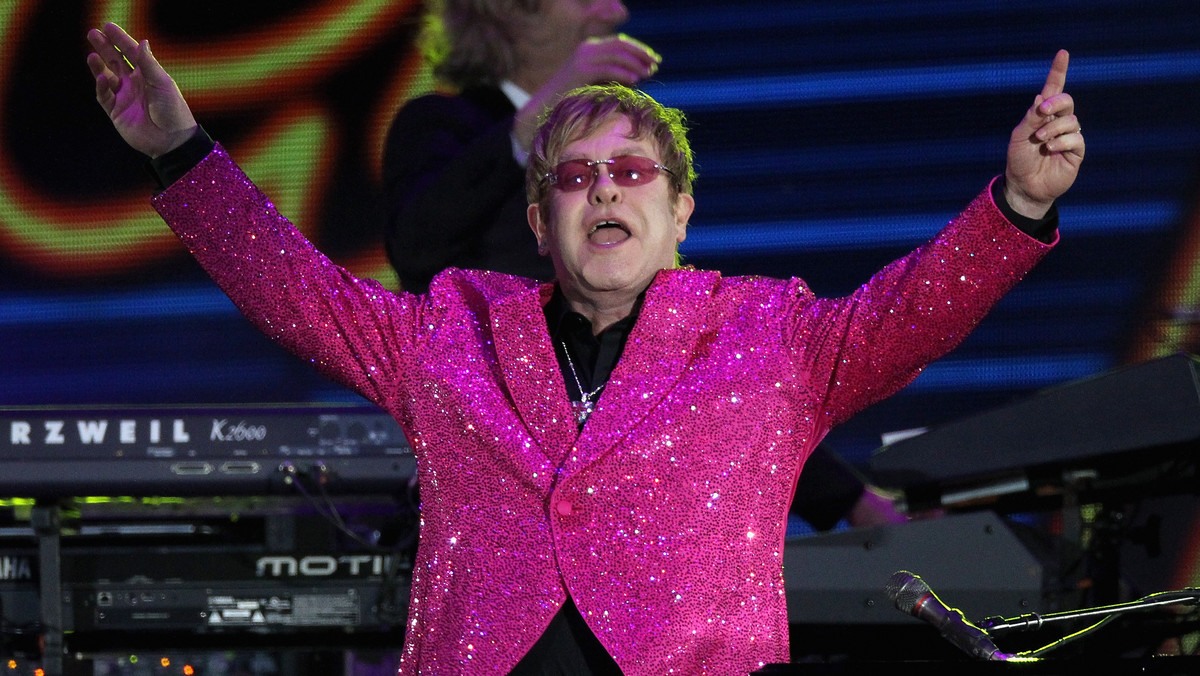 Album Eltona Johna i tanecznej grupy Pnau zadebiutował na liście najchętniej kupowanych płyt w Wielkiej Brytanii.