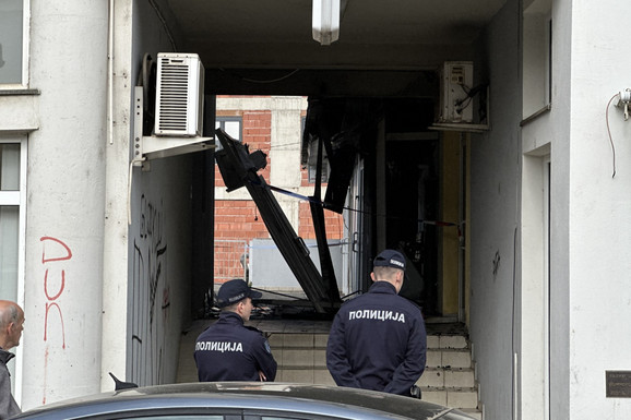 PRVE SLIKE NAKON POŽARA U CENTRU ČAČKA Vatra zahvatila agenciju i kozmetički salon: Policija ispituje ceo slučaj (FOTO)