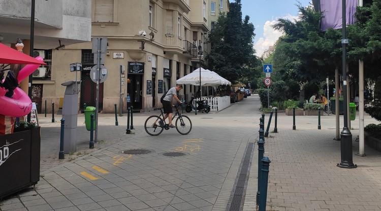 Kerékpárosokra és gyalogosokra tervezett budapesti utcakép, parkoló autók nélkül