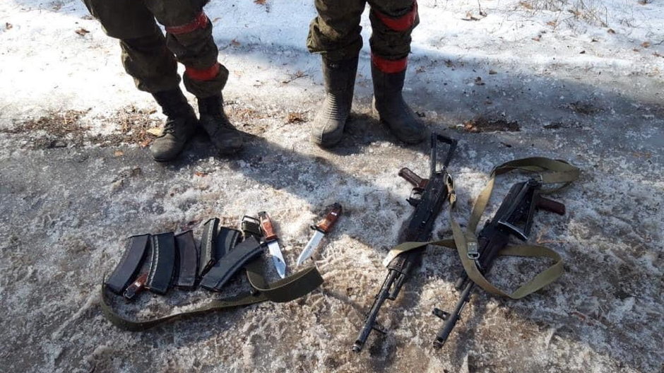 Dwaj rosyjscy żołnierze wzięci do niewoli przez stronę ukraińską