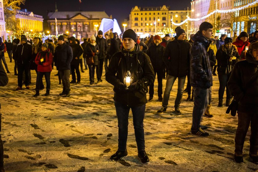 Polacy uczcili pamięć Pawła Adamowicz. Na ulicach tysiące ludzi