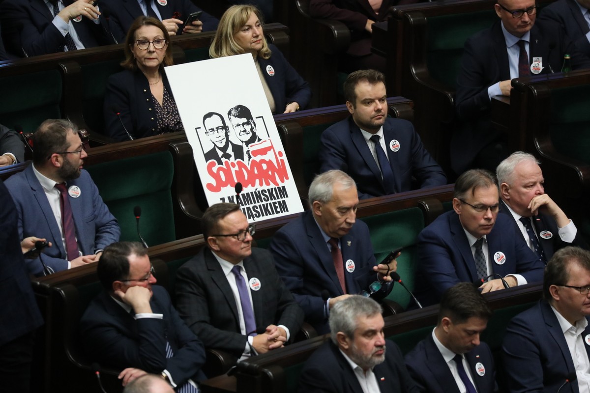PKW przesłała nazwiska osób mogących przejąć mandat po Kamińskim