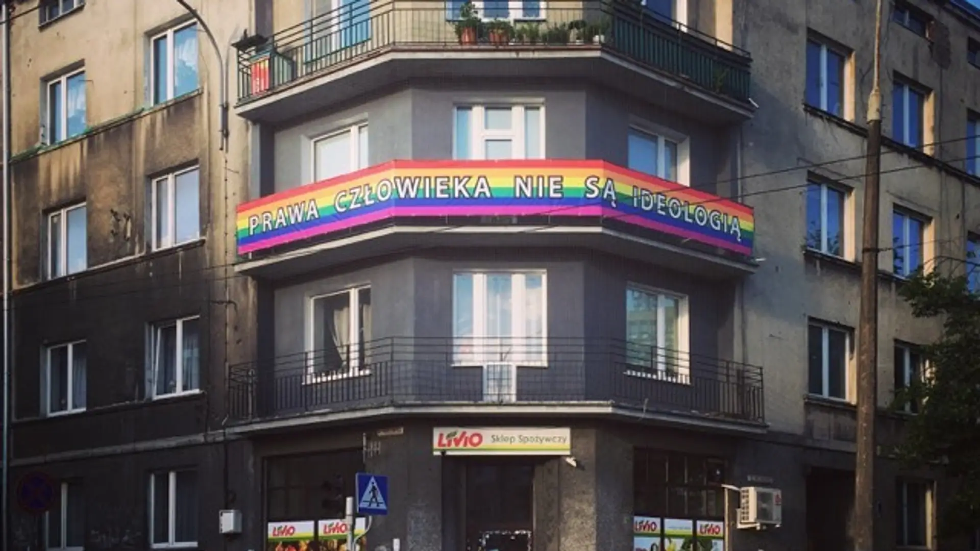 "Wywieś flagę, daj odwagę". Boisz się wyrazić solidarność z LGBT+? Zobacz, jak zrobili to inni