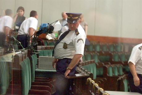 warszawa 24 08 2007sejm obrady sejmu , straz marszalkowska wyprasza dziennikarzy i sprawdza czy na sali obrad niezostaly zadne urzedzenia nagrywajace , Marszalek sejmu zarzadzil tajnosc obradfot Rafal Meszka