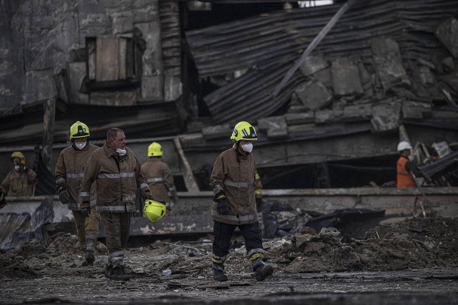 Zgliszcza centrum handlowego w Krzemieńczuku zaatakowanego przez Rosjan 