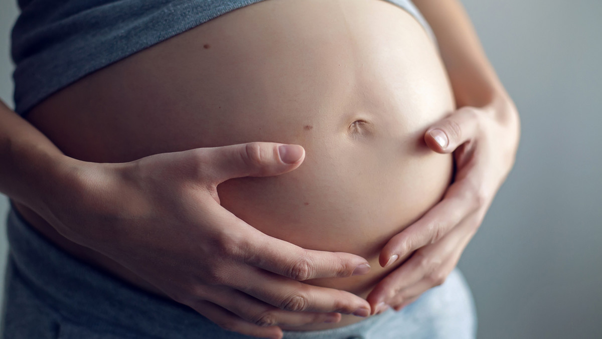 Jennifer Ashwood urodziła się z dwiema macicami. Ta anomalia nie zdarza się często. Kolejną niespodzianką dla kobiety była ciąża bliźniacza w dwóch macicach jednocześnie. Takich przypadków zanotowano mniej niż sto na całym świecie. 31-letnia Brytyjka urodziła córkę i syna. Każde z nich rozwijało się w innej macicy.