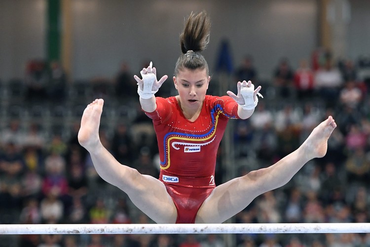 Te piękne dziewczyny zaprzeczają prawom grawitacji