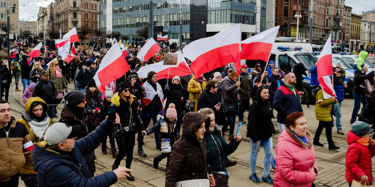 Marsz antycowidowców przeszedł ulicami Katowic