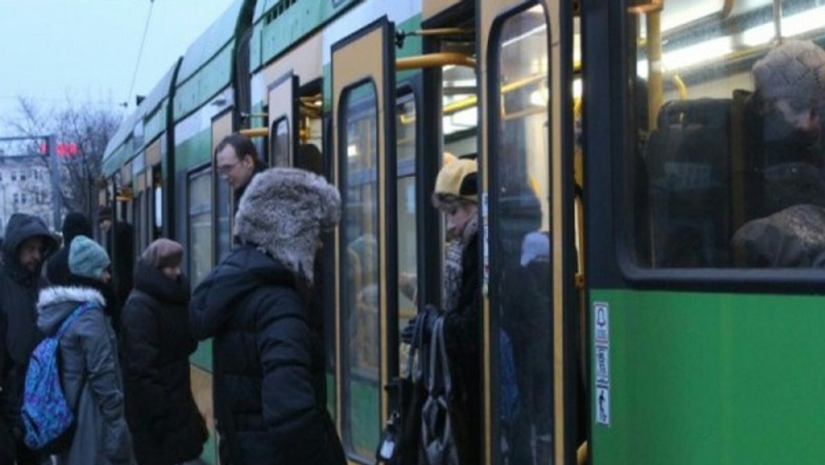 Podczas zbliżających się świąt Bożego Narodzenia oraz sylwestra zostaną wprowadzone zmiany w kursowaniu tramwajów i autobusów.