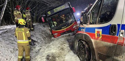 Groza pod Zgierzem. Autobus wylądował w rowie. W środku były 22 osoby