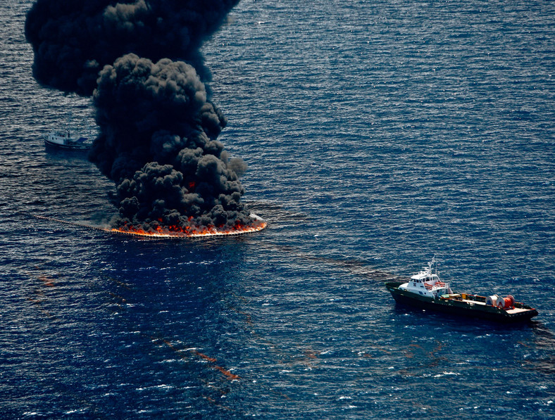 Eksplozja platformy wiertniczej oraz BP oraz późniejszy wyciek ropy w Zatoce Meksykańskiej miały duży wpływ na spadkek zysków Lloydsa - twierdzi BBC News.