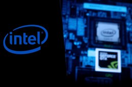 Intel chce odmienić rynek laptopów. Po pomoc sięga do konkurencji