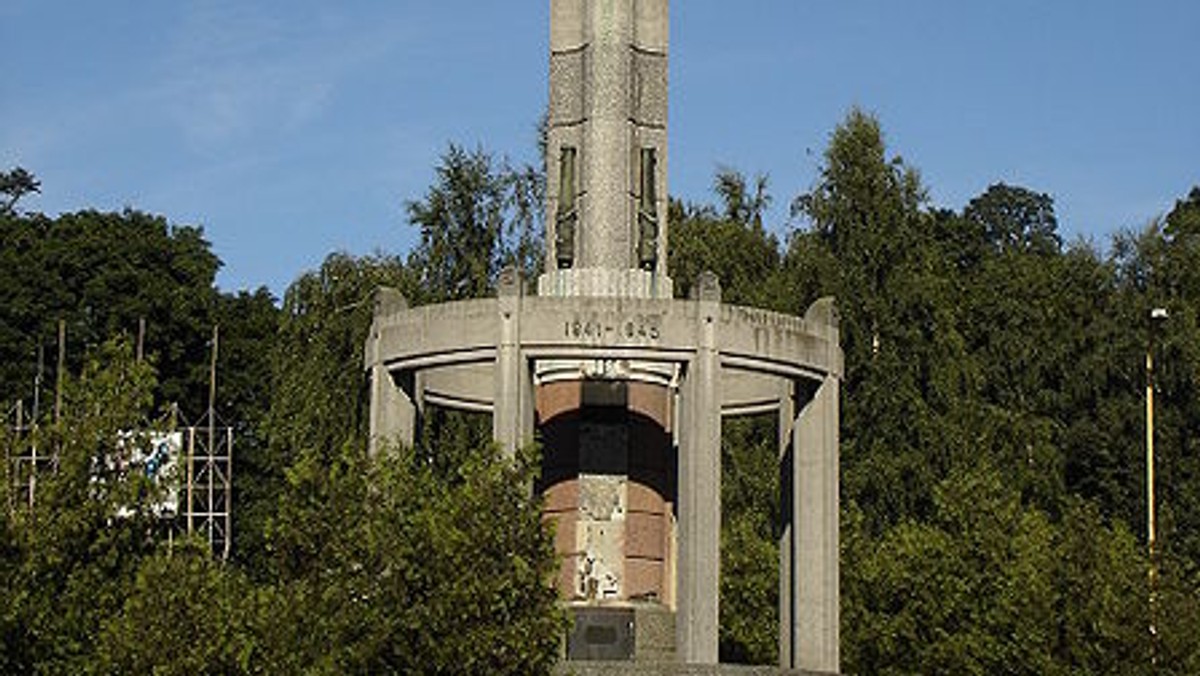 Ministerstwo Spraw Zagranicznych odpowiedziało na pytanie władz Stargardu w sprawie pomnika postawionego w hołdzie armii sowieckiej. Miasto chce monument przenieść na stargardzki cmentarz wojskowy, jednak zdaniem jednego z mieszkańców to łamanie umowy polsko-rosyjskiej.