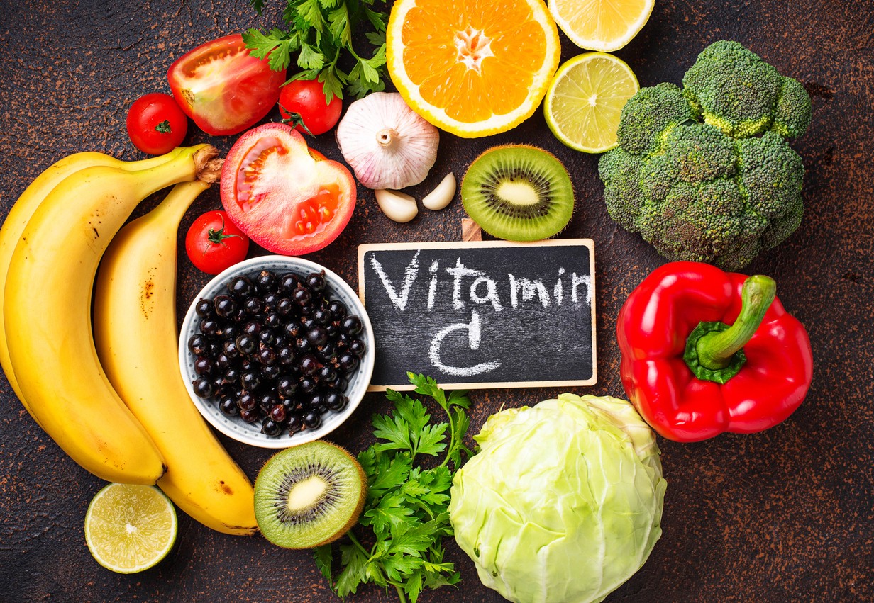 Vitamín C je nevyhnutný na tvorbu pevného kolagénu, preto by v jedálničku nemali chýbať čerstvé ovocie a zelenina bohaté na túto dôležitú živinu. 