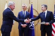 Finlandia została 31. członkiem NATO. Od lewej: fiński minister spraw zagranicznych Pekka Haavisto, sekretarz generalny NATO Jens Stoltenberg oraz sekretarz stanu USA Antony Blinken.