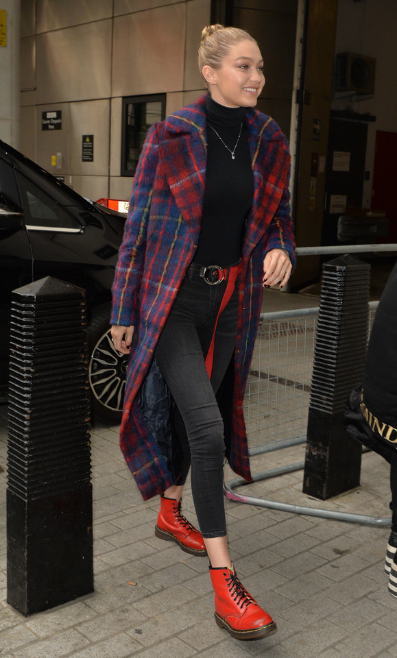 Gigi Hadid w kraciastym płaszczu na ulicach