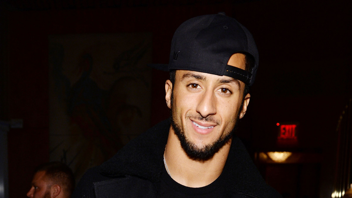 Colin Kaepernick, amerykański futbolista, pochwalił się na swoim profilu na Instagramie nowym tatuażem. Zawodnik zdecydował się ozdobić fragment pleców. Nowe "cacko" gwiazdora wydaje się być symboliczne, nawiązywać do motywów biblijnych.