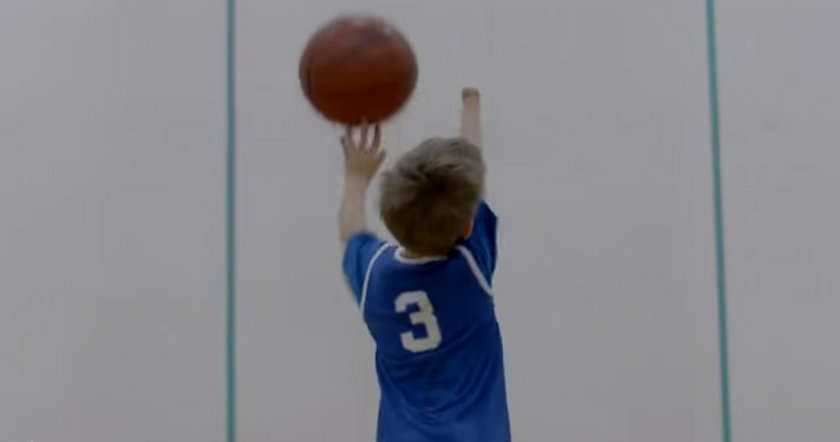 Chłopiec bez dłoni chce być gwiazdą koszykówki