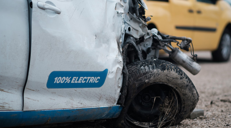 Egy elektromos autó nem túl fenntartható, ha egy kisebb baleset után ki kell dobni az akkumulátort / Fotó: Getty Images