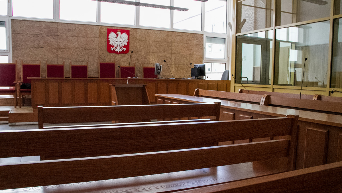 Przed sądem stanie 59-letnia matka zastępcza z Łęczycy (Łódzkie) oskarżona o znęcanie się nad trojgiem podopiecznych, w tym dwójką dzieci w wieku 10 i 12 lat. Zarzuty dotyczą lat 2010–2014. Kobiecie grozi kara do pięciu lat pozbawienia wolności.