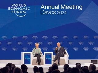 Od lewej: Ursula von der Leyen, przewodnicząca Komisji Europejskiej, i Klaus Schwab, prezes Światowego Forum Ekonomicznego w Davos.