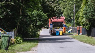 Gmina nie może pobierać opłaty za nadprogramowe przyjazdy śmieciarki po papier i szkło