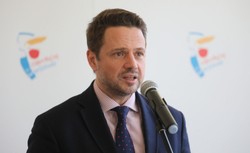 Trzaskowski: Egzamin ósmoklasisty i maturę należy przełożyć