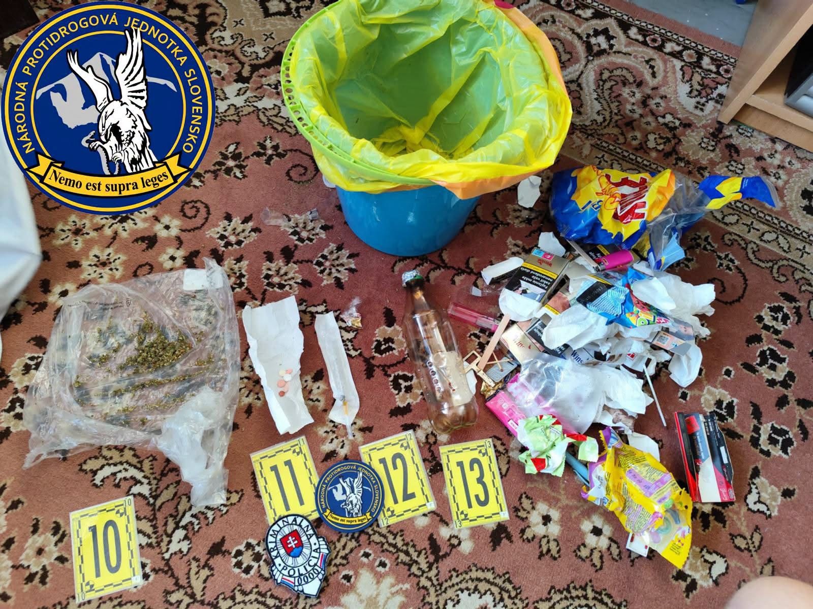 Policajti v okresoch Prešov a Sabinov zaistili anabolické látky, hotovosť a zadržali dve osoby.
