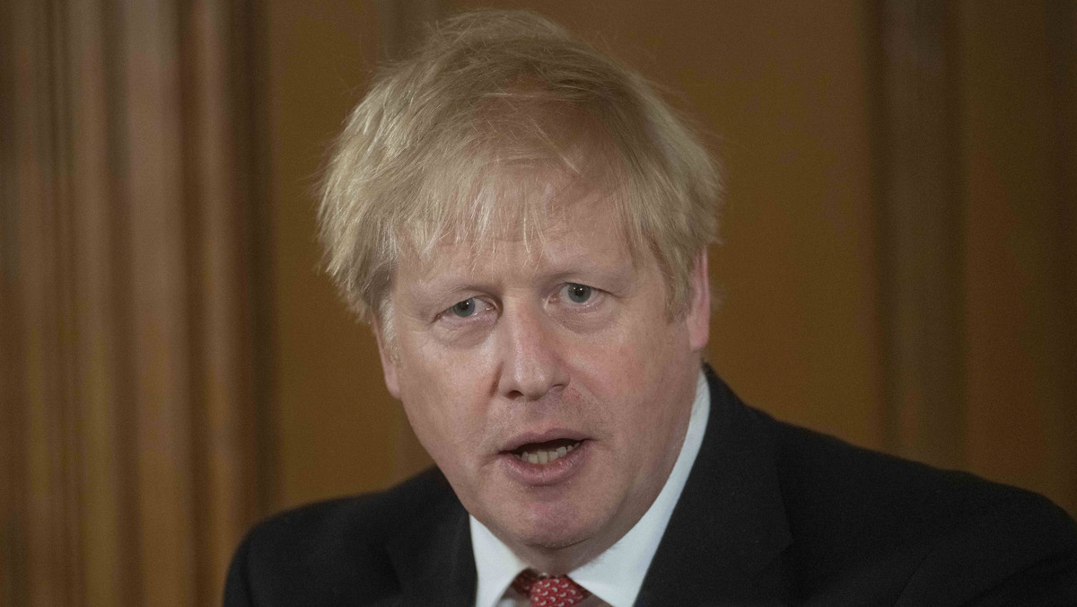 Brytyjski premier Boris Johnson ostrzegł w sobotę wieczorem, że publiczna służba zdrowia (NHS) może zostać przytłoczona liczbą chorych, jeśli ludzie nie będą działać, aby spowolnić rozprzestrzenianie się koronawirusa.