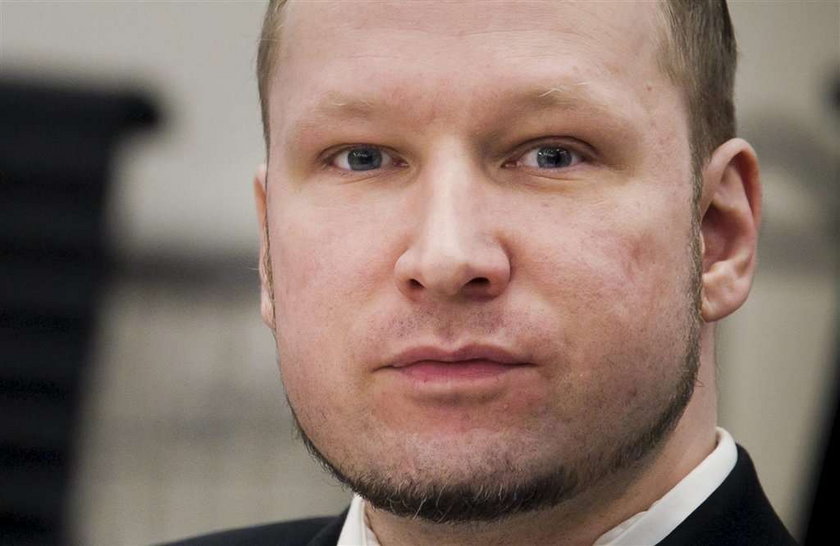 Breivik w sądzie. Delikatny uśmiech, zaciśnięta pięść
