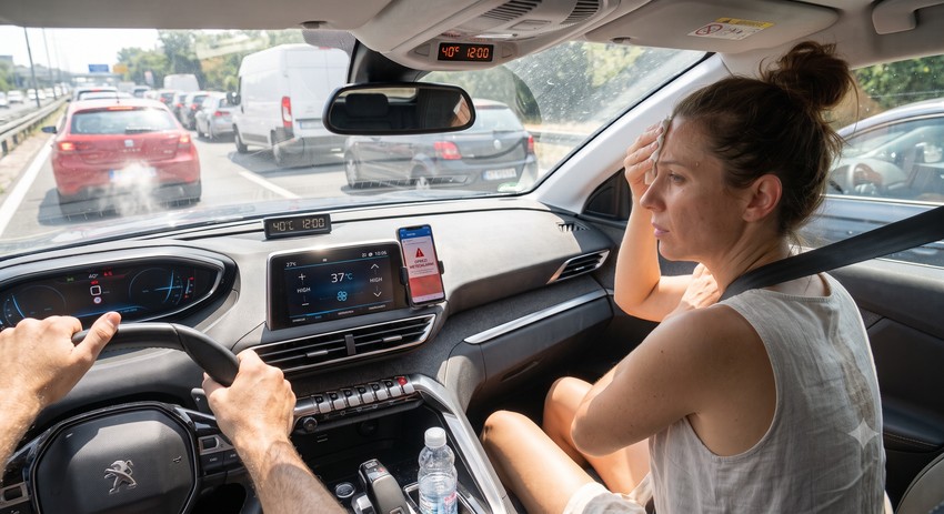 Zbog efekta staklene bašte, unutrašnjost zatvorenog automobila na suncu naglo akumulira toplotu