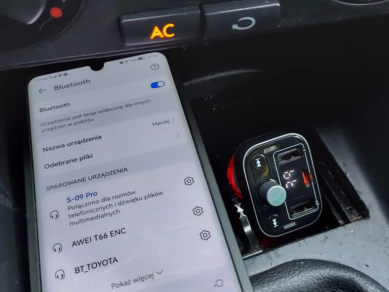 Transmiter FM trzeba sparować z telefonem za pomocą łącza Bluetooth