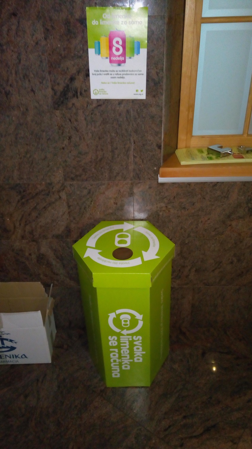 Uslov da predavanje bude održano je da jedno odeljenje sakupi 1.000 limenki