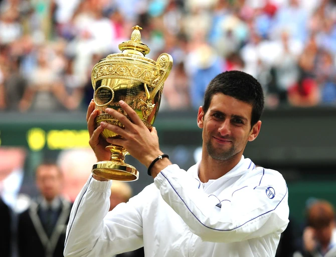 Novak Đoković sa trofejem Vimbldona 2011. godine