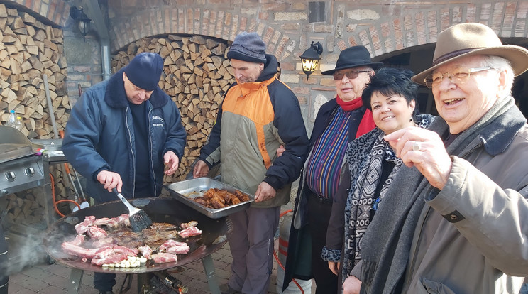 Sistergett a friss pecse-nye a forró zsírban, Szűrös﷯Mátyás és barátai türel-mesen várták a kóstolót / Fotó: Blikk