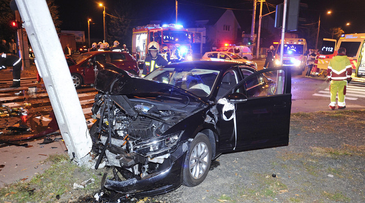Az ütközés után az egyik autó egy villanyoszlopnak is nekicsapódott /Fotó: MTI - Mihádák Zoltán