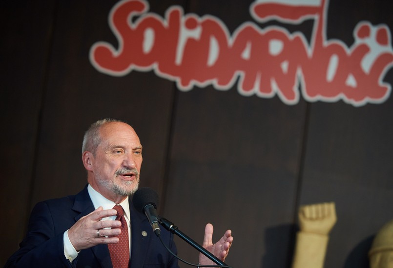 Minister obrony narodowej Antoni Macierewicz przemawia w historycznej sali BHP Stoczni Gdańskiej