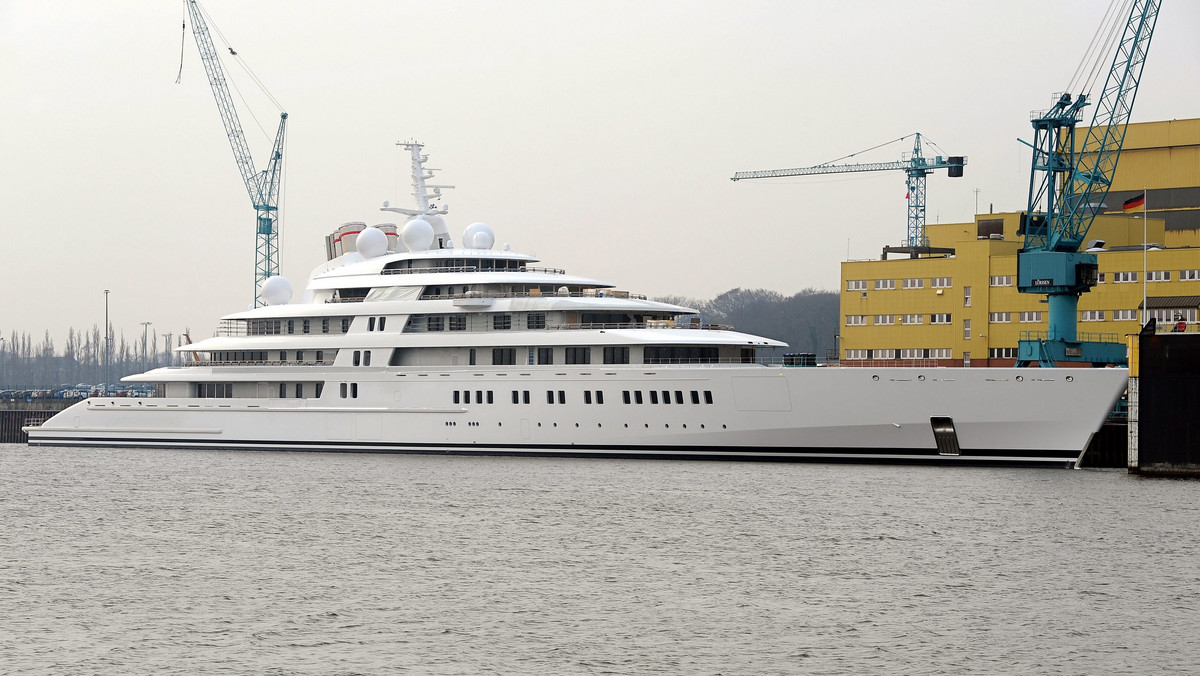 Jacht "Azzam", kupiony przez rodzinę królewską ze Zjednoczonych Emiratów Arabskich, jest najdłuższą na świecie jednostką tego typu - ma 180 m długości - podał magazyn "Yachts France".