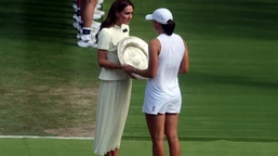iga świątek mistrzynią wimbledonu. trofeum odebrała z rąk księżnej wal