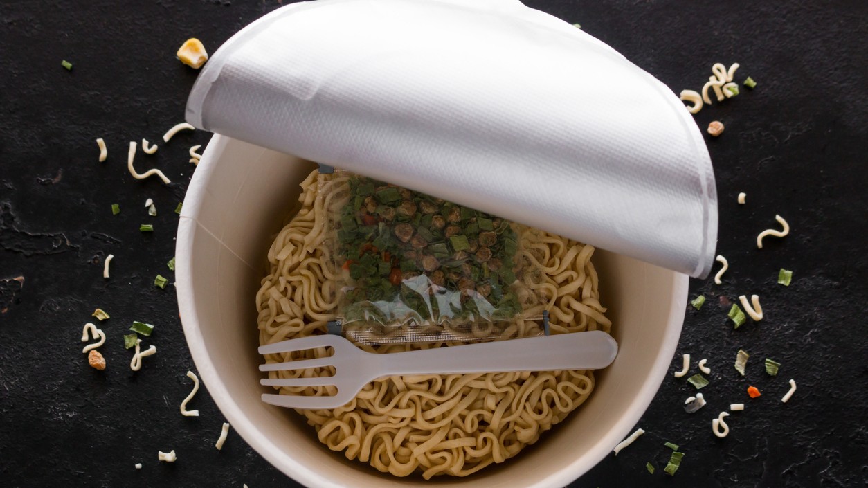 Pozrite sa, čo v skutočnosti jete, keď si zalievate polievku z vrecúška.