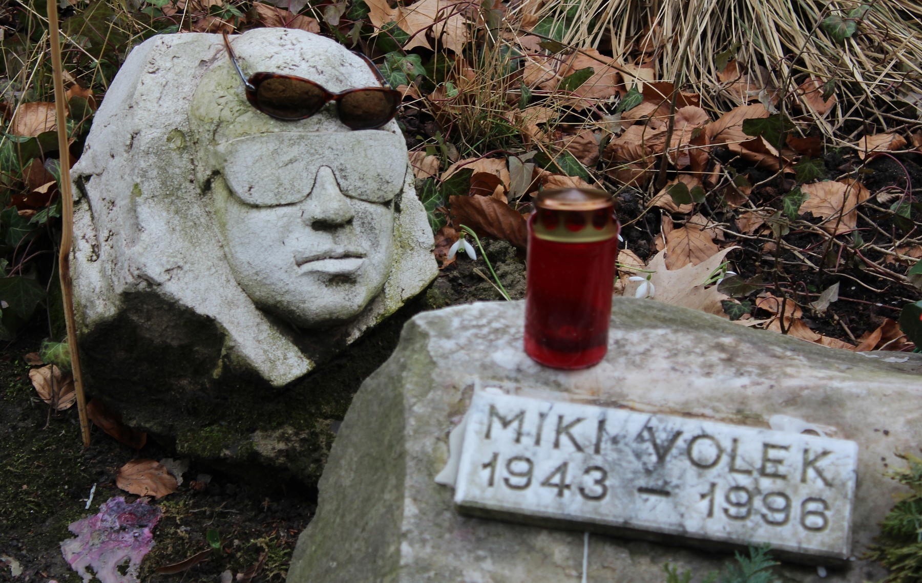 Pomník českého rockandrollového speváka Mikiho Volka.