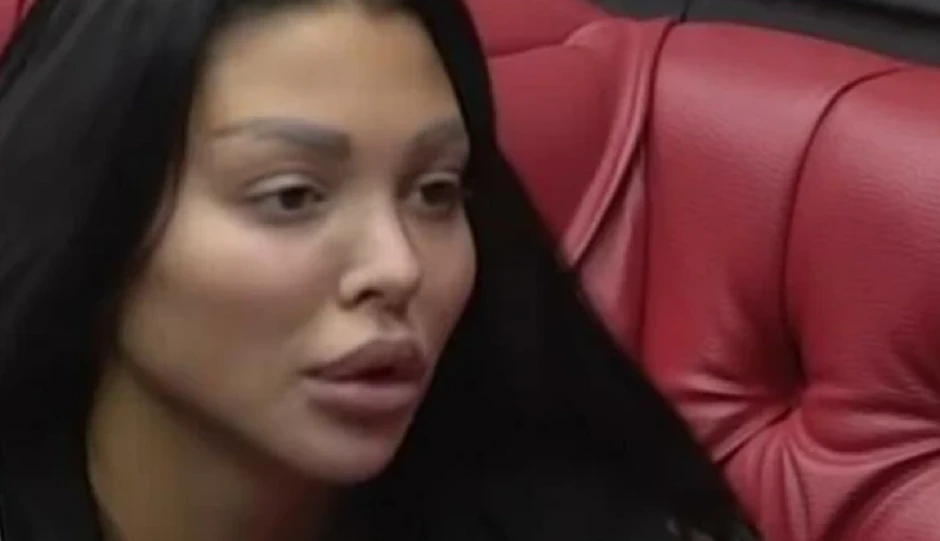 Asmin posmatra Maju dok se tušira u Eliti 9: Pa šta ako sam gola? Gleda me u oči, ne u telo